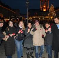 Bild vergrößern:Vertreter von Junger Union und Frauen Union sowie der CDU-Kreisvorsitzende Tobias Krull (r.) verteilten anlässlich des Welt-AIDS-Tages 2012 rote Schleifen an die Magdeburger