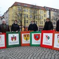 Bild vergrößern:Stadtrat Hubert Salzborn (l.) unterstützt die Frauen des Vereins Offene Türen bei ihrer Initiative eines Denkmals für das Magdeburger Recht. Eva Wybrands, Bärbel Bühnemann, Sabine Wölfer und Brigitta Waritz (2.v.l.n.r.)