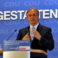 Bild vergrößern:Dr. Reiner Haseloff spricht auf dem 21. CDU-Landesparteitag zum Koalitionsvertrag zwischen CDU und SPD