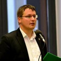 Bild vergrößern:Der im Mai gewählte Stadtrat Manuel Rupsch bei seinem ersten Redebeitrag während der September-Stadtratssitzung zum Thema neuer Spielplatz für Cracau 