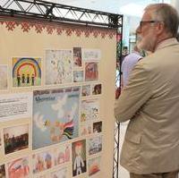 Bild vergrößern:Staatsminister Dr. Rainer Robra betrachtet die Ausstellung -Meine Welt ist Bunt- die derzeit City Carré gezeigt wird. Dabei werden Bilder von Kindern aus der Ostukraine gezeigt die, teilweise kriegsbedingt, in unserer ukrain. Partnerstadt Saporoshje leben. 