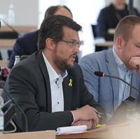 Bild vergrößern:Als Obmann seiner Fraktion ergreift Tobias Krull MdL das Wort im Sozialausschuss des Landtags am 11. Mai 2022. 
