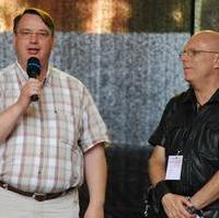 Bild vergrößern:Der CDU-Landtagsabgeordnete Frank Scheurell (l.) stellt sich den Fragen von Martin Pfarr (r.) und anderen beim CSD in Magdeburg. 