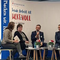 Bild vergrößern:Diskussionsrunde, unter anderem mit Bildungsminister Jan Riedel (2.v.r.) zu 35 Jahre Paritätischer Landesverband Sachsen-Anhalt.