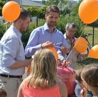 Bild vergrößern:Landtagskandidat Florian Philipp aktiv beim Spielplatzfest des CDU-Ortsverbandes Olvenstedt