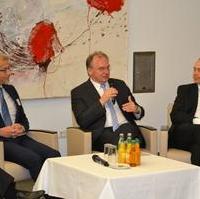 Bild vergrößern:Klaus Baumgärtner (GF CraftingIT GmbH), Ministerpräsident Dr. Reiner Haseloff und Burkhard Sell (Magdeburger Standortleiter GraftingIT) bei der Pressekonferenz zur Ansiedlung der Firma GraftingIT in der Landeshauptstadt (v.l.n.r.)