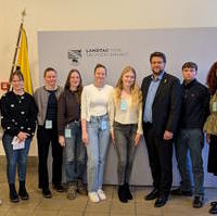 Bild vergrößern:Beschäftigte der AOK Sachsen-Anhalt besuchten am 15. Januar den Landtag und kamen mit Tobias Krull (3.v.r.) ins Gespräch.