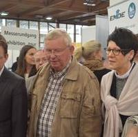 Bild vergrößern:MVGM-Geschäftsführer Steffen Schüller, Stadtrat Gunter Schindehütte und Landtagsabgeordnete Edwina Koch-Kupfer lassen sich von Lehrlingen der FAM technische Vorgänge erläutern (v.l.n.r.)