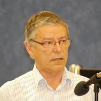 Bild vergrößern:Bei einer Stadtratssitzung meldet sich Stadtrat Reinhard Stern zu Wort