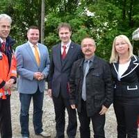 Bild vergrößern:Frank-Michael Ruth (l.) und Andy Martius (Mitte) vom Vorstand des Deutschen Roten Kreuzes, sowie die Geschäftsstellenleiterin Magdeburg-Jerichower Land Frau Britta Göhring (r.) warten mit den Landtagsabgeordneten Markus Kurze MdL (2.v.l.) und Wigbert Schwenke MdL (2.v.r.) auf den Beginn der Grundsteinlegung des neuen DRK-Seniorenparkes