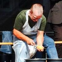 Bild vergrößern:Fraktionsvorsitzender Wigbert Schwenke MdL im Kartoffelschälwettbewerb während des Volks- und Heimatfestes in Ottersleben