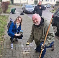 Bild vergrößern:Mitglieder des CDU-Ortsverbandes Mitte reinigten am 26.01. Stolpersteine in der Magdeburger Innenstadt.