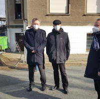 Bild vergrößern:Gedenken an die sechs Millionen während der NS-Diktatur ermordeten Menschen jüd. Glaubens am 08. April mit Stadtrat Andreas Schumann MdL, dem Vorsitzenden der jüd. Gemeinde Magdeburg Wadim Laiter und Bürgermeister Klaus Zimmermann (v.l.n.r.).