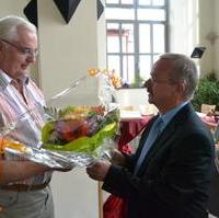 Bild vergrößern:Stadtrat Hubert Salzborn und Fraktionsvorsitzender Wigbert Schwenke MdL gratulieren Abtshof-Geschäaftsführer Gerhard Mette zu seinem 70. Geburtstag (v.r.n.l.)