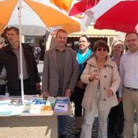 Bild vergrößern:Ein Teil der Standbesetzung beim gemeinsamen Infostand von CDA/CDU/JU am 01. Mai auf dem Alten Markt Magdeburg