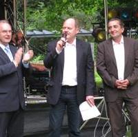 Bild vergrößern:Der CDU-Landesvorsitzende Minister Thomas Webel (m.) begrüsst die Gäste beim CDU-Sommerfest im Bernburger Kurpark. Neben ihm der stellv. CDU-Landesvorsitzende und Ministerpräsident Dr. Reiner Haseloff (l.) und der CDU-Kreisvorsitzende des Salzlandkreis Dr. Gunnar Schellenberger MdL (r.)
