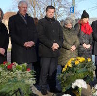 Bild vergrößern:CDU-Mitglieder bei der Kranzniederlegung am Holocaust-Gedenktag am 27.01.2024. 
