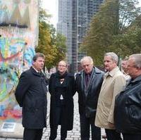 Bild vergrößern:Bei der Übergabe eines Stücks der Berliner Mauer als Geschenk der Bild-Zeitung an das Land Sachsen-Anhalt und die Landeshauptstadt OB Dr. Trümper, SPD-Fraktionsvors. Budde, Ministerpräsident Prof. Böhmer, der stellv. Bild-Chefredaktuer Quoos und der Ratsfraktionsvors. CDU/BfM Schwenke MdL (v.l.n.r.)