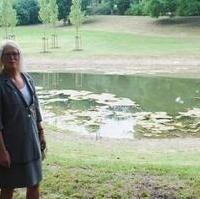 Bild vergrößern:Die Stadträtin Claudia Szydzick bei der Eröffnung des Inselteiches zum Abschluss der Sanierungsarbeiten am Klosterbergegarten