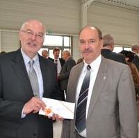 Bild vergrößern:Der stellvertretende Vorsitzende, Frank Schuster (r.), gratuliert im Namen der Fraktion CDU/Bund für Magdeburg dem Geschäftsführer der GWM Gesellschaft für Wirtschaftsservice Magdeburg mbH, Ralph Tyszkiewicz (l.), zum 60. Geburtstag und gleichzeitigem 20. Dienstjubiläum.