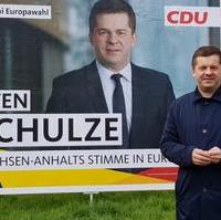 Bild vergrößern:Der Europaabgeordnete Sven Schulze beim Auftakt der Plakatierung zur Europawahl am 13. April in Magdeburg.
