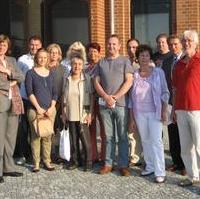 Bild vergrößern:Mitglieder der CDU-Ortsverbandes Ostelbien mit der Leiterin des Landeshauptarchives Prof. Dr. Ulrike Höroldt (g.l.) bei der Besuch des Neubaus dieser Einrichtung in der Magdeburger Brückstr. 