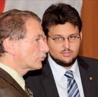 Bild vergrößern:Am 06. November 2010 wurde Tobias Krull (r.) zum ersten Mal zum CDU-Kreisvorsitzenden gewählt. Er trat damit die Nachfolge von Jürgen Scharf an, der dieses Amt 16 Jahre lang inne hatte. Das Foto entstand am Rande diese Parteitags. 