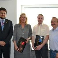 Bild vergrößern:Fraktionsvorsitzender Wigbert Schwenke MdL (r.) und Fraktionsgeschäftsführer Tobias Krull (l.) verabschieden Stadträtin Claudia Szydzick (2.v.l.) und Stadtrat Jens Ansorge (2.v.r.) aus der Fraktion CDU/Bund für Magdeburg. 
Die beiden waren bei der Kommunalwahl 2014 nicht noch einmal angetreten. 