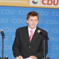 Bild vergrößern:Der JU-Landesvorsitzende Sven Schulze bringt den Antrag ein, eine Briefmarke zu Ehren des Einheitskanzlers Dr. Helmut Kohl aus Anlasses sein achzigsten Geburtstag aufzulegen. Der CDU-Landespareitag stimmte diesem Anliegen einstimmig zu.  