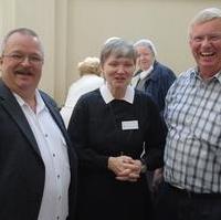 Bild vergrößern:Bei Tag der offenen Tür der Magdeburger Stadtmission Schwester Erika Tietze, Stadtrat Wigbert Schwenke MdL (l.) und Stadtrat Gunter Schindehütte (r.)