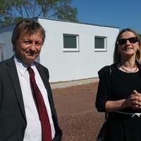 Bild vergrößern:Stadtratsvorsitzender Andreas Schumann MdL und Dr. Beate Bettecken (Ministerium des Innen und Sport) bei der Besichtigung der Landesaufnahmeeinrichtung im Herrenkrug.