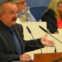Bild vergrößern:Der Vorsitzende der Fraktion CDU/FDP/Bund für Magdeburg Wigbert Schwenke MdL redet bei der aktuellen Debatte unter dem Titel -Aktuelle Situation der Flüchtlinge in Magdeburg-.