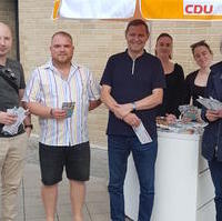 Bild vergrößern:Besetzung des Infostandes am 10. Mai in der Magdeburger Innenstadt.