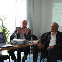 Bild vergrößern:Der Abteilungsleiter für Bodendenkmale Dr. Veit Dresely und der Pressesprecher des Landesamtes für Denkmalpflege und Archäologie Dr. Alfred Reichenberger stellen CDU-Mitgliedern die Ergebnisse der Untersuchungen im Magdeburger Dom vor. (v.l.n.r.)