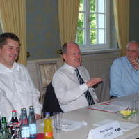 Bild vergrößern:Der JU-Landesvorsitzende Sven Schulze, der CDU-Landesvorsitzende und Landesentwicklungsminister Thomas Webel und Alexander von Bismarck am Rande einer Beratung (v.l.n.r.)