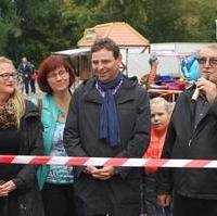 Bild vergrößern:Bei der Eröffnung der Magdeburger Herbstmesse Katrin Budde MdL (SPD), Stadträtin Carola Schumann (FDP), Stadtrat Bernd Heynemann (CDU/BfM) und von der Schaussteller Karl Welte (VSG) (v.l.n.r.).