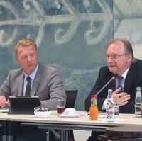 Bild vergrößern:Der stellv. Fraktionsvorsitzende Ulrich Thomas und Ministerpräsident Dr. Reiner Haseloff beim Sommertreff der CDU Landtagsfraktion (v.l.n.r.)
