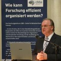 Bild vergrößern:Ministerpräsident Dr. Reiner Haseloff spricht beim parlamentarischen Abend des Landesexzellenzzentrums CBBS (Neurowissenschaften) 