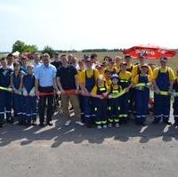 Bild vergrößern:Die Freiwilligen Feuerwehren Magdeburg-Olvenstedt und Ebendorf koppeln symbolisch Feuerwehrschläuche aneinander, denn durch den neuen Radweg werden ihre beiden Ortschaften verbunden. 
Dabei geholfen haben unter anderem der Verkehrsminister Thomas Webel, Fraktionsvorsitzender Wigbert Schwenke MdL, Bundestagsabgeordneter Manfred Behrens MdB und  Bundestagskandidat Tino Sorge (Mitte)