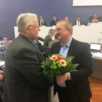 Bild vergrößern:Der Fraktionsvorsitzende Wigbert Schwenke gratuliert Hubert Salzborn bei der 50 (VI) Stadtratssitzung zum Geburtstag.
