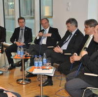 Bild vergrößern:Der CDU-Spitzenkandidat Dr. Reiner Haseloff (3.v.l.) bei einer Diskussion nach einer Betriebsbesichtigung in der Region Magdeburg