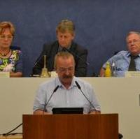 Bild vergrößern:Fraktionsvorsitzender Wigbert Schwenke bei seinem Wortbeitrag zur aktuellen Debatte: „Sicherheit auf öffentlichen Plätzen in Magdeburg“am 17. August im Stadtrat