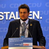 Bild vergrößern:Der CDU-Kreisvorsitzende Tobias Krull bei einem Redebeitrag auf dem CDU-Landesparteitag in Bernburg