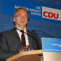 Bild vergrößern:Der Spitzenkandidat der CDU Sachsen-Anhalt für die kommende Landtagswahl der Minister für Wirtschaft und Arbeit Dr. Reiner Haseloff bei seiner Rede auf dem 20. Landesparteitag in Zerbst