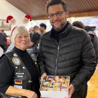 Bild vergrößern:Die ehemalige Landtagspräsidentin Gabriele Brakebusch engagiert sich seit vielen Jahre bei den Barbel Angel Brotherhood. Tobias Krull MdL überbrachte eine kleine Stärkung und dankte für das Engagement. 