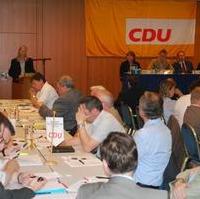 Bild vergrößern:Aufmerksames zuhören bei dem Grußwort der Kultusministerin Frau Prof. Dr. Birgitta Wolff auf der letzten Mitgliederversammlung der CDU Magdeburg