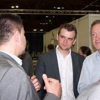 Bild vergrößern:Stadtrat Daniel Kraatz (Mitte) informiert sich beim Robocup vor Ort über die aktuellen Entwicklungen auf diesem Technologiegebiet.