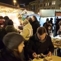 Bild vergrößern:Immer gut besucht, der Stand des CDU-Ortsverbandes Mitte beim 16. Stadtfelder Weihnachtsspektakel am 13. Dezember 2019. Es wurden Spenden für den Verein schwerstkranker Kinder und ihrer Eltern gesammelt. 