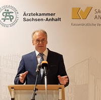 Bild vergrößern:Am 26. August sprach Ministerpräsident Dr. Reiner Haseloff MdL beim gemeinsamen parlamentarischen Empfang der Ärztekammer Sachsen-Anhalt und der Kassenärztlichen Vereinigung Sachsen-Anhalt. 