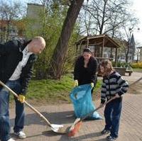 Bild vergrößern:Nick Baumann, JU-Kreisvorsitzende Freya Gergs und ein junger Anwohner bei der Beseitigung von Unrat auf dem Spielplatz am Kriegerdenkmal Fermersleben. (v.l.n.r.)
